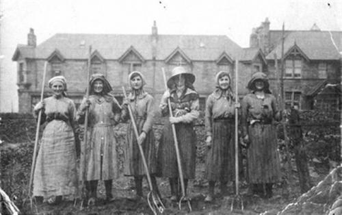 Bondagers at Port Seton c1920s